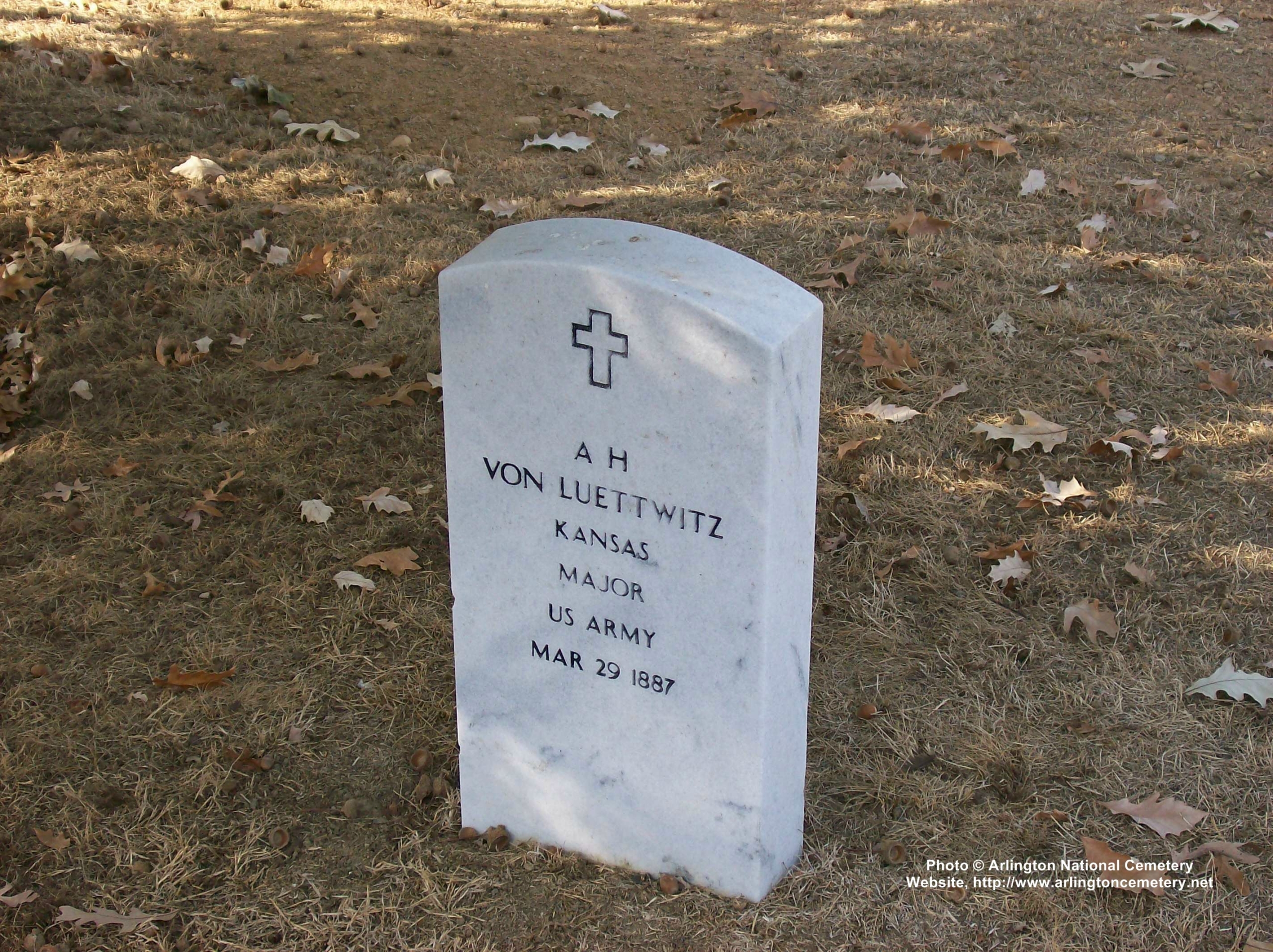 ahvonluettwitz-gravesite-photo-october-2007-001
