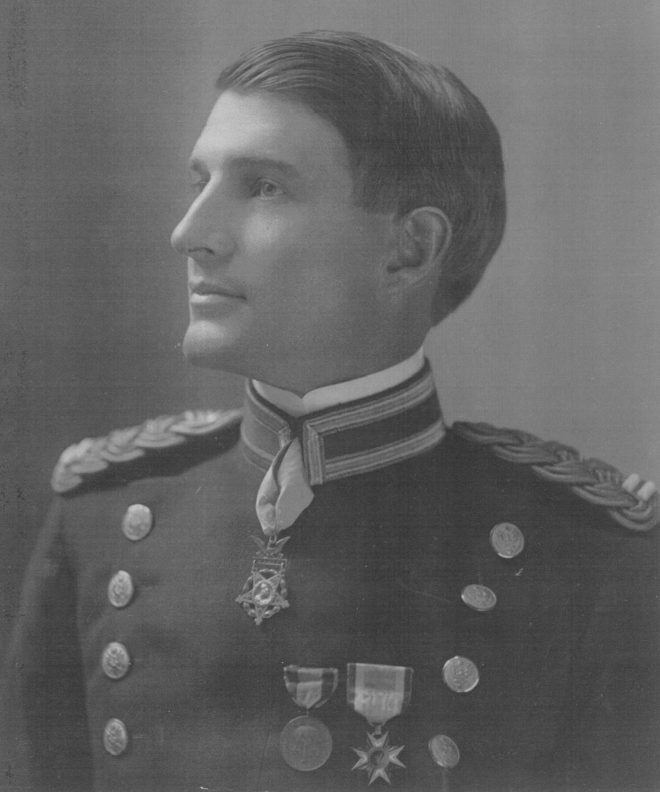 archie-miller-with-medal-of-honor-photo-01