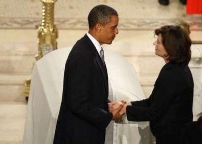 barack-obama-and-vicki-kennedy-at-funeral-08292009-001