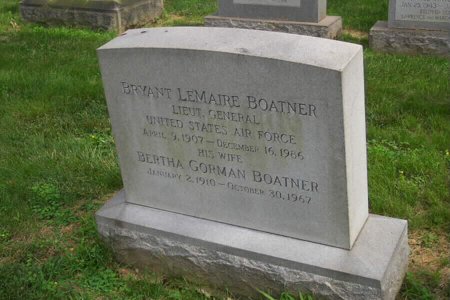 blboatner-gravesite-section1-062803