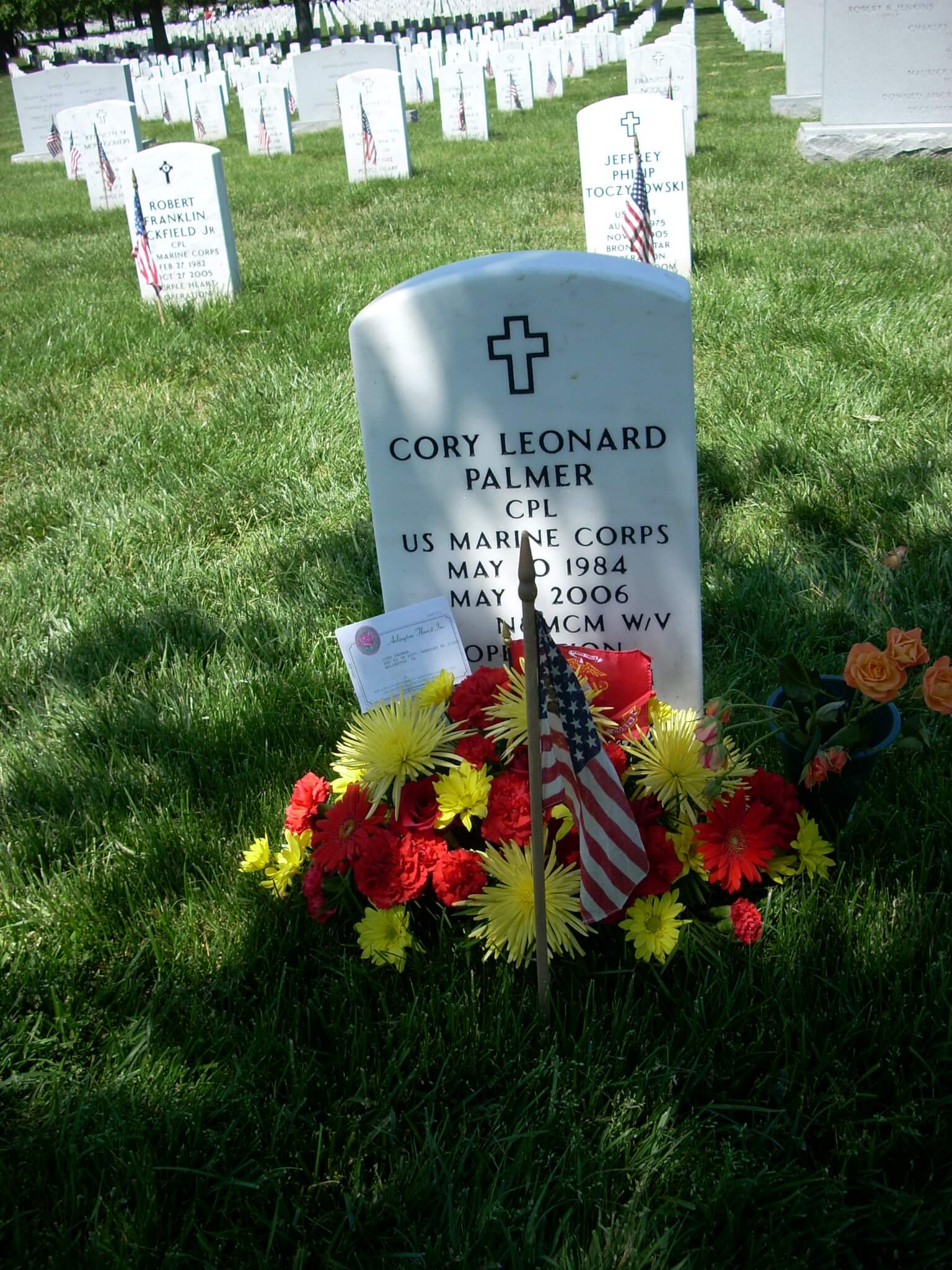 clpalmer-gravesite-photo-flags-in-memorial-day-2008