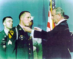 dcdolby-receives-moh-from-lbj-001