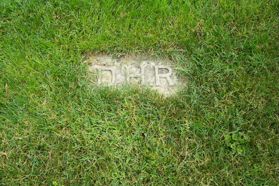 dhrucker-gravesite-01-062803