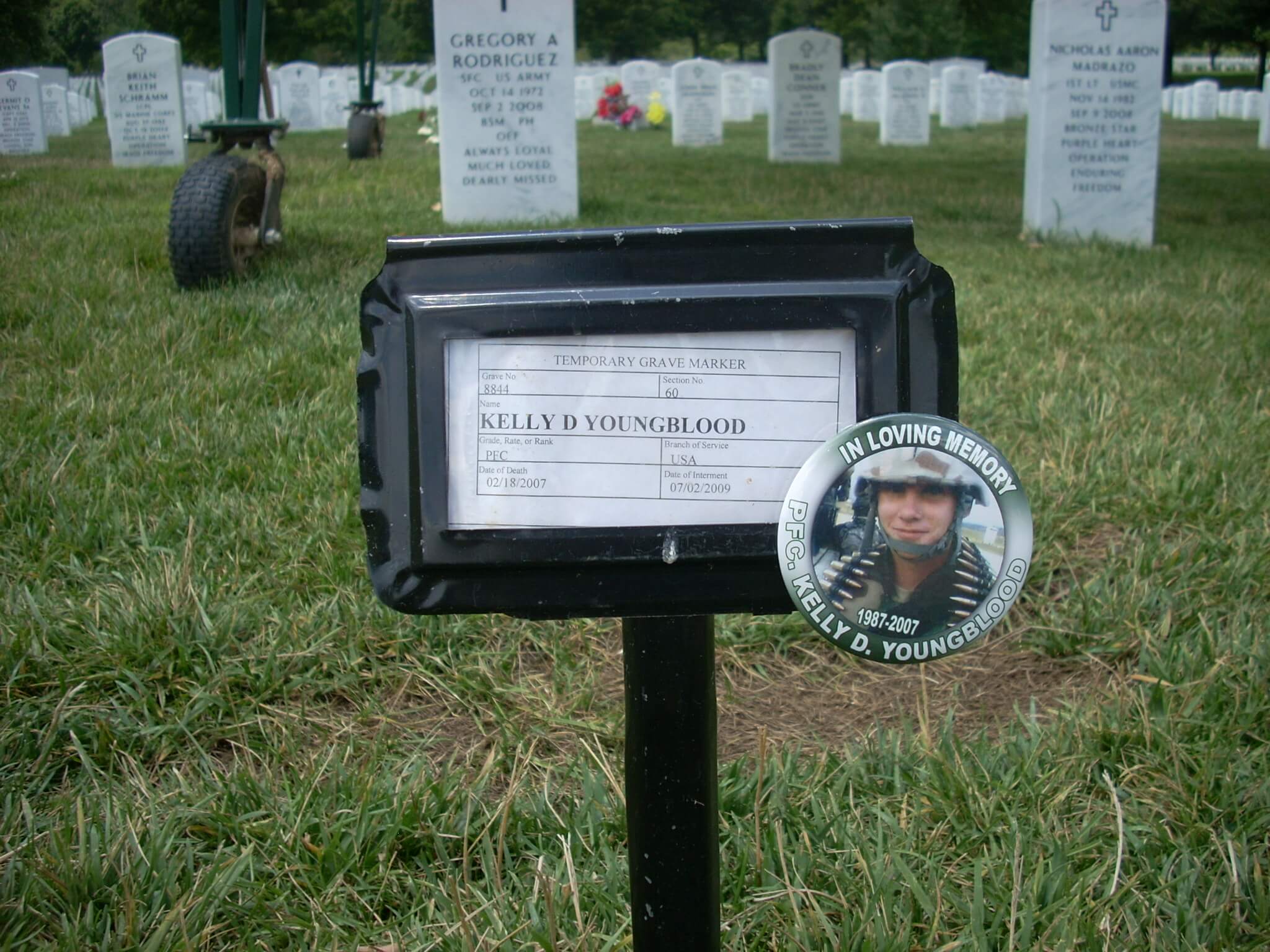 kdyoungblood-gravesite-photo-july-2009-with-button-001