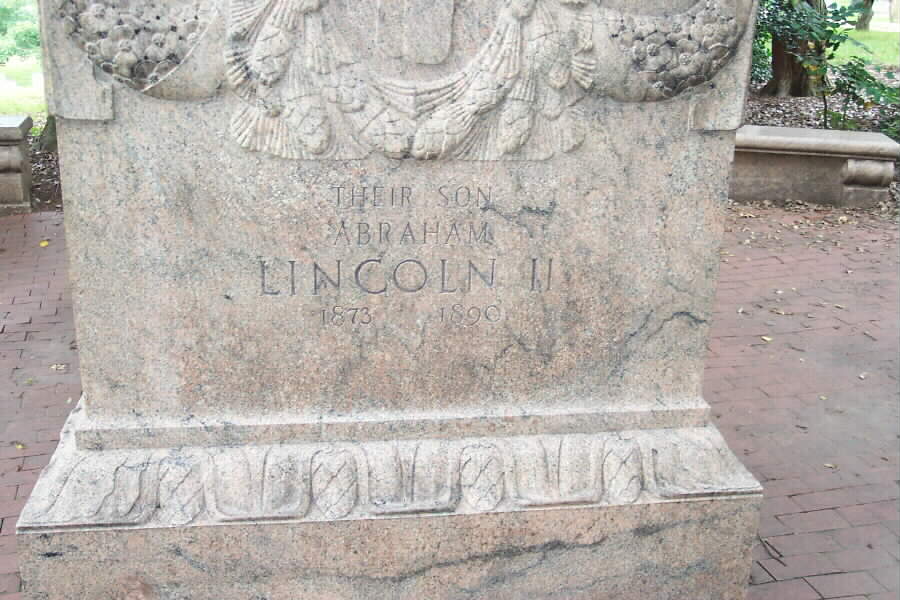 lincoln-gravesite-04-062803