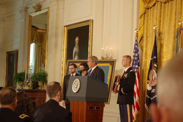 ra-mcginnis-medal-of-honor-ceremony-white-house-06-02-08-photo-03