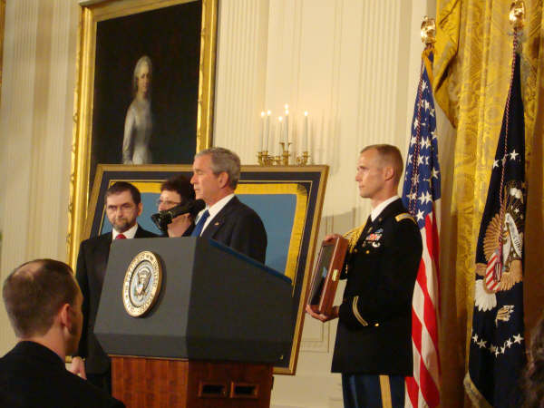 ra-mcginnis-medal-of-honor-ceremony-white-house-06-02-08-photo-07