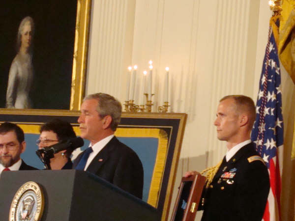 ra-mcginnis-medal-of-honor-ceremony-white-house-06-02-08-photo-08