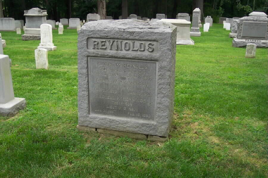 rmreynolds-gravesite-section1-062803