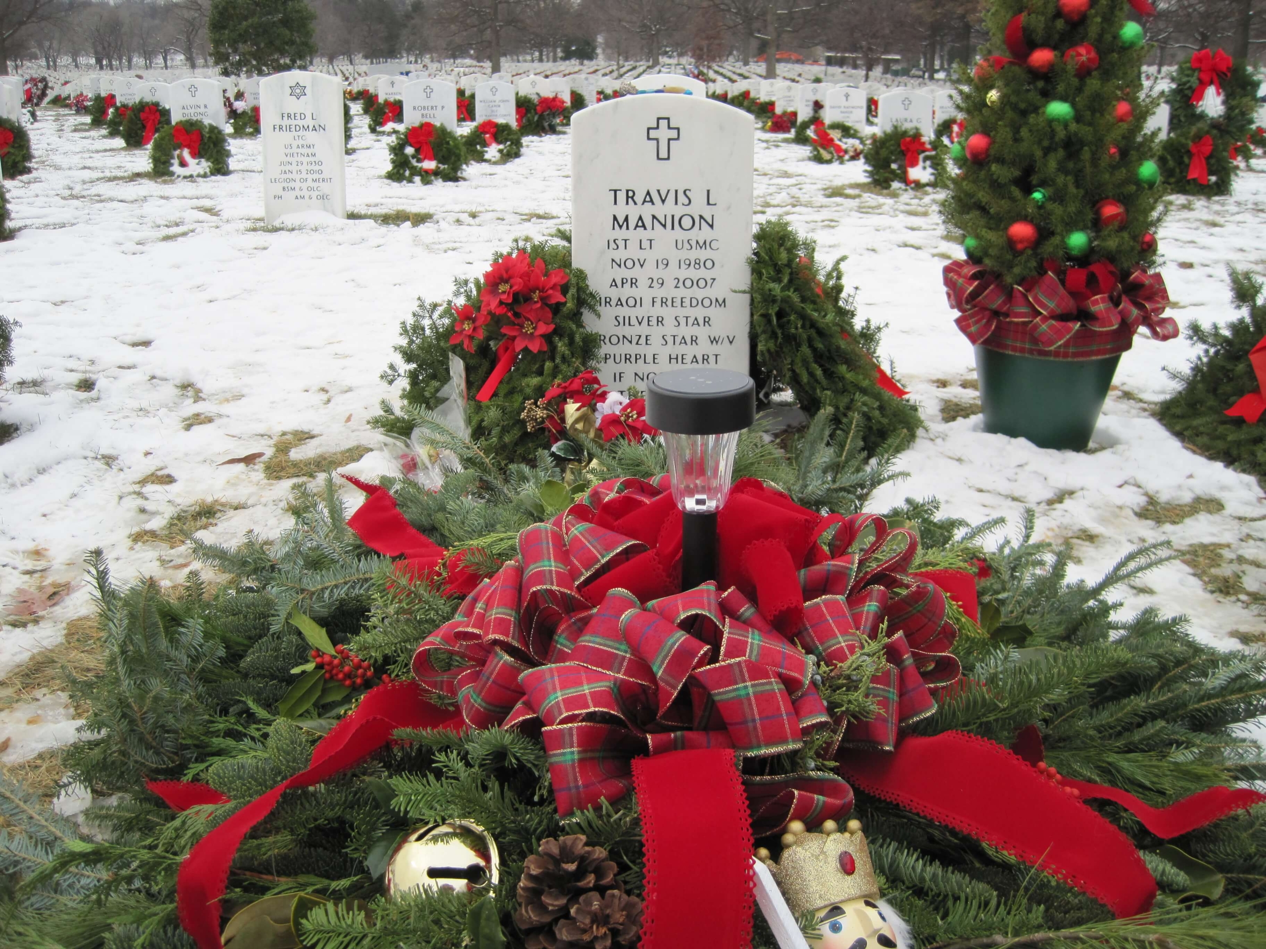 tlmanion-gravesite-photo-by-eileen-horan-december-2010-003