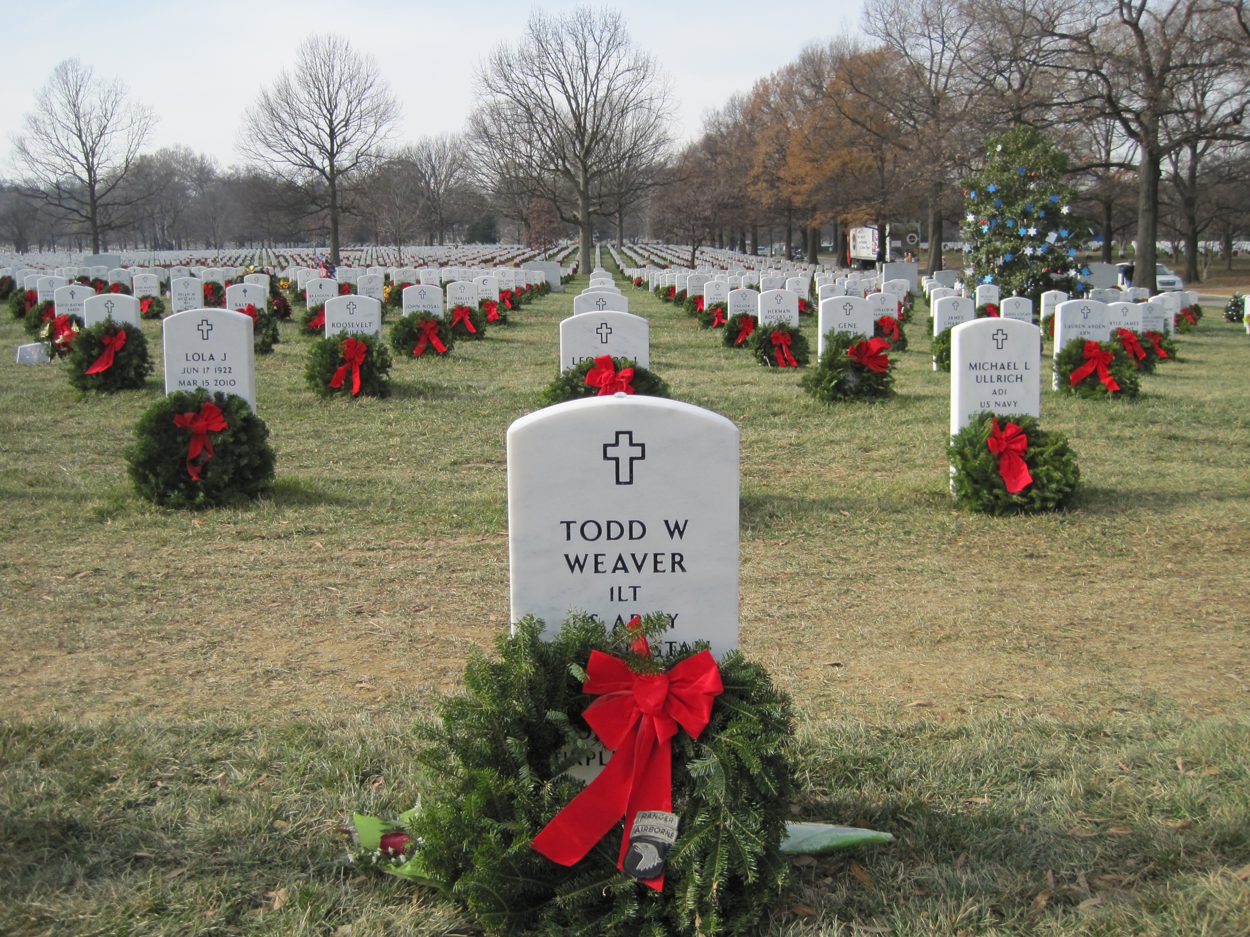 twweaver-gravesite-photo-by-eileen-horan-december-2010-003